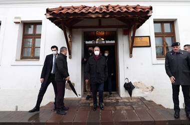 Millî Savunma Bakanı Hulusi Akar, Kosova’da Osmanlı Padişahı Sultan Birinci Murad Hüdavendigar'ın Türbesi'ni Ziyaret Etti